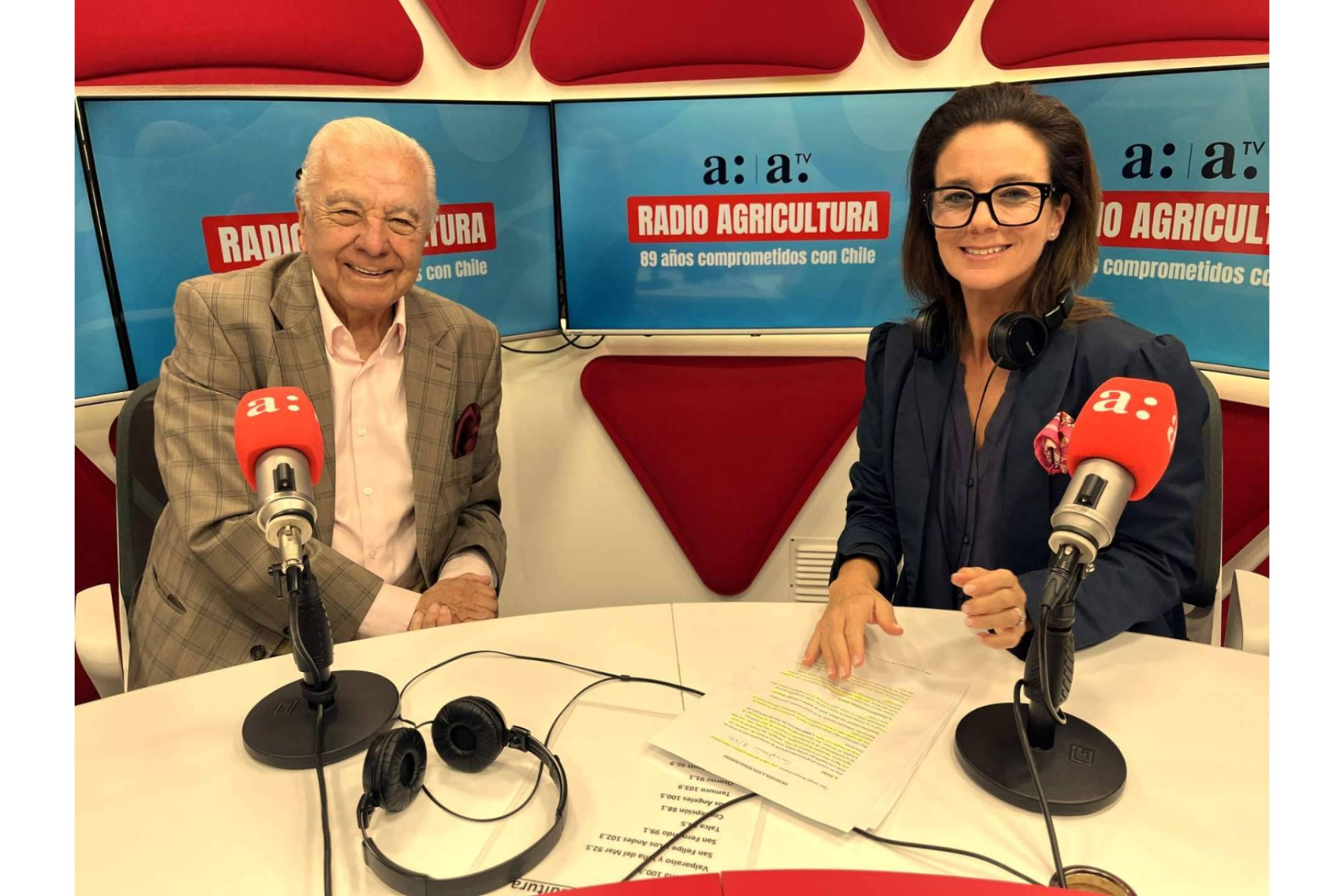 Carolina Zúñiga conecta Europa y América Latina con su programa de radio internacional de alcance global